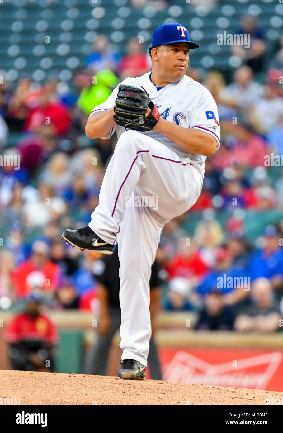 Mai 04, 2018: Texas Rangers Krug Bartolo Colon # 40 warf 7 Innings und gab bis 4 erwarb läuft während ein MLB Spiel zwischen den Boston Red Sox und die Texas Rangers bei Globe Life Park in Arlington, TX Boston besiegte Texas 5-1 Albert Pena/CSM. Stockfoto