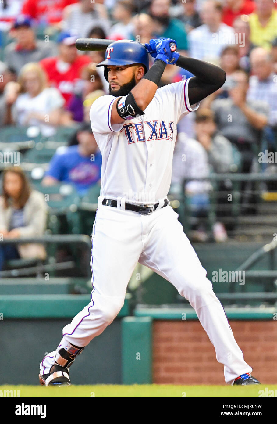 Mai 04, 2018: Texas Rangers rechter Feldspieler Nomar Mazara #30 At Bat während ein MLB Spiel zwischen den Boston Red Sox und die Texas Rangers bei Globe Life Park in Arlington, TX Boston besiegte Texas 5-1 Albert Pena/CSM. Stockfoto