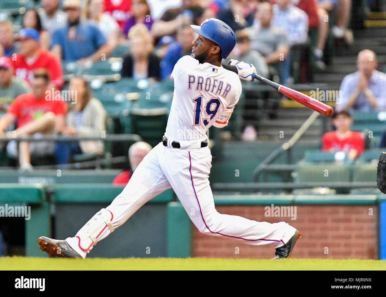 Mai 04, 2018: Texas Rangers shortstop Jurickson Profar #19 At Bat während ein MLB Spiel zwischen den Boston Red Sox und die Texas Rangers bei Globe Life Park in Arlington, TX Boston besiegte Texas 5-1 Albert Pena/CSM. Stockfoto