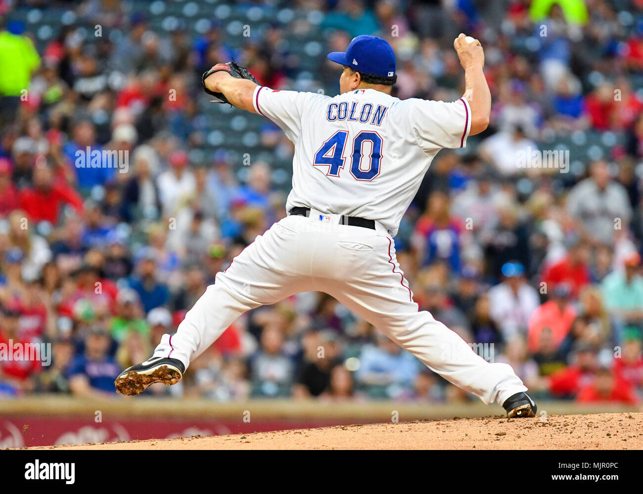 Mai 04, 2018: Texas Rangers Krug Bartolo Colon # 40 warf 7 Innings und gab bis 4 erwarb läuft während ein MLB Spiel zwischen den Boston Red Sox und die Texas Rangers bei Globe Life Park in Arlington, TX Boston besiegte Texas 5-1 Albert Pena/CSM. Stockfoto