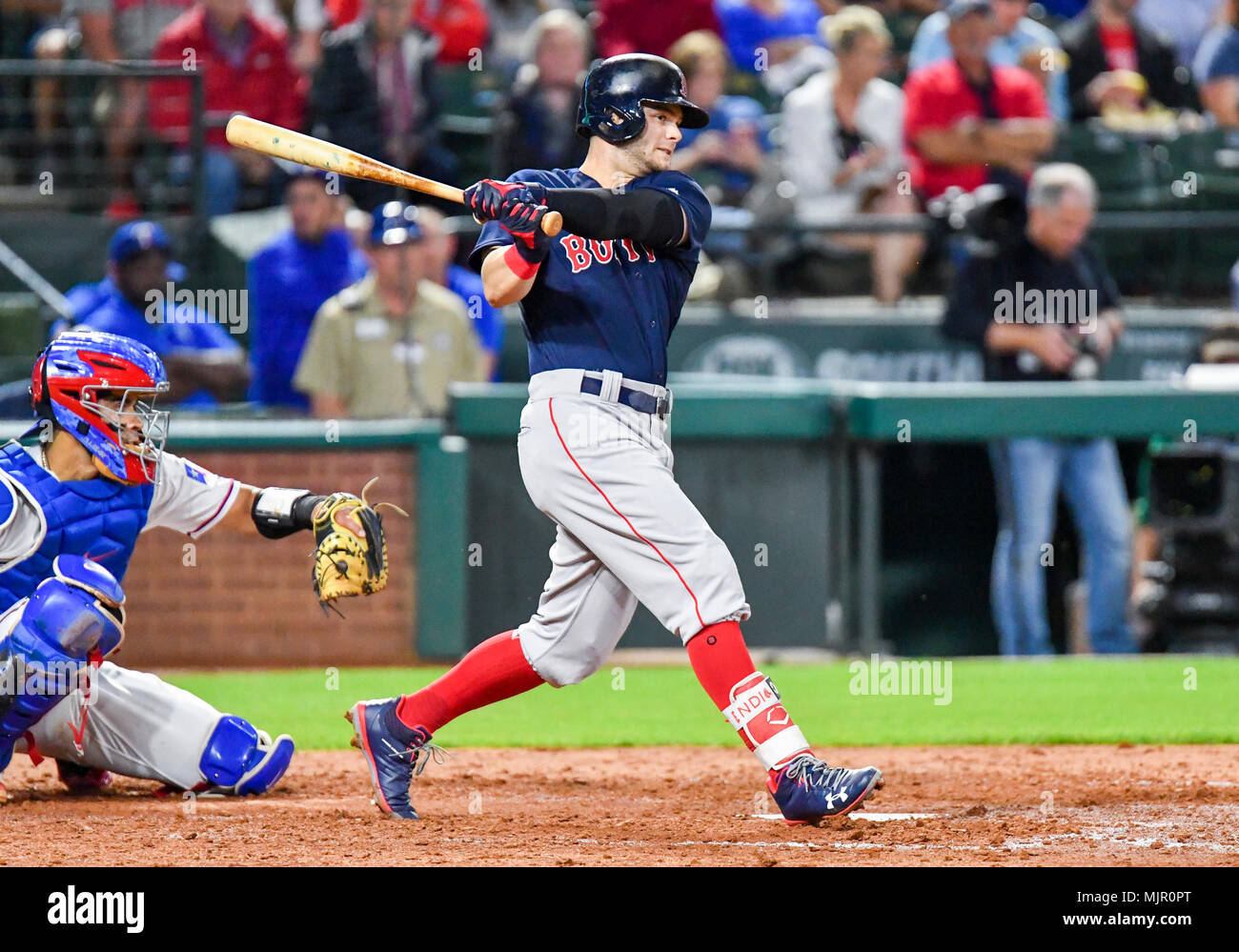 Mai 04, 2018: Boston Red Sox linken Feldspieler Andrew Benintendi #16 bat bei einem MLB Spiel zwischen den Boston Red Sox und die Texas Rangers bei Globe Life Park in Arlington, TX Boston besiegte Texas 5-1 Albert Pena/CSM. Stockfoto