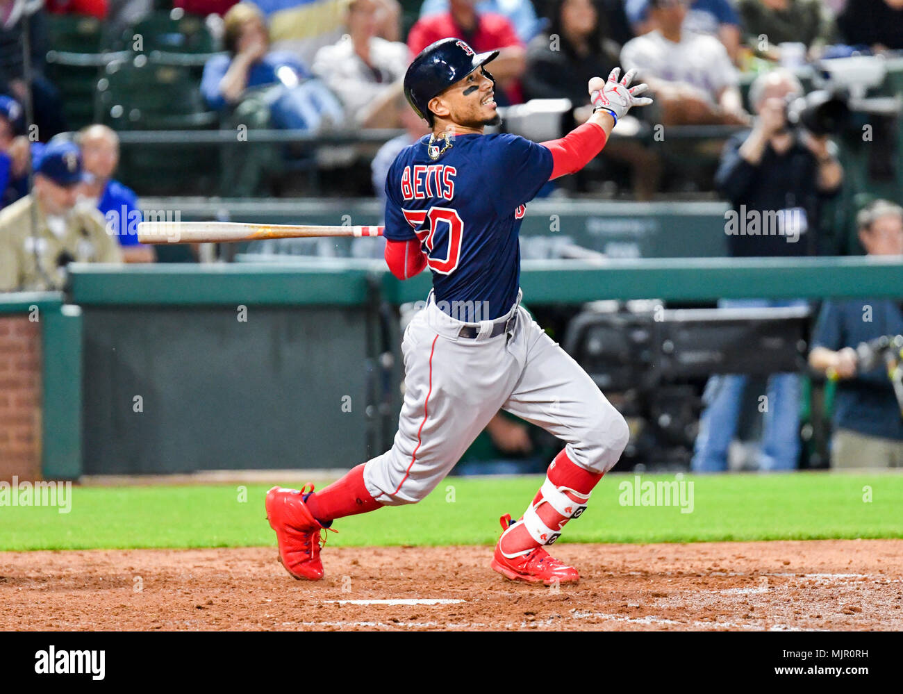 Mai 04, 2018: Boston Red Sox rechter Feldspieler Mookie Betts #50 At Bat während ein MLB Spiel zwischen den Boston Red Sox und die Texas Rangers bei Globe Life Park in Arlington, TX Boston besiegte Texas 5-1 Albert Pena/CSM. Stockfoto