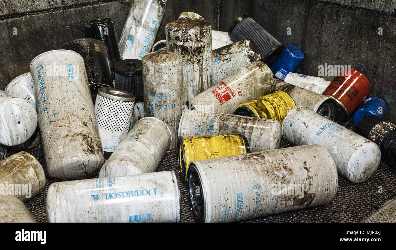 Delta, British Columbia, Kanada. 3. Mai, 2018. Verwendete Öl- und Kraftstofffilter bereit für das Recycling. Credit: bayne Stanley/ZUMA Draht/Alamy leben Nachrichten Stockfoto