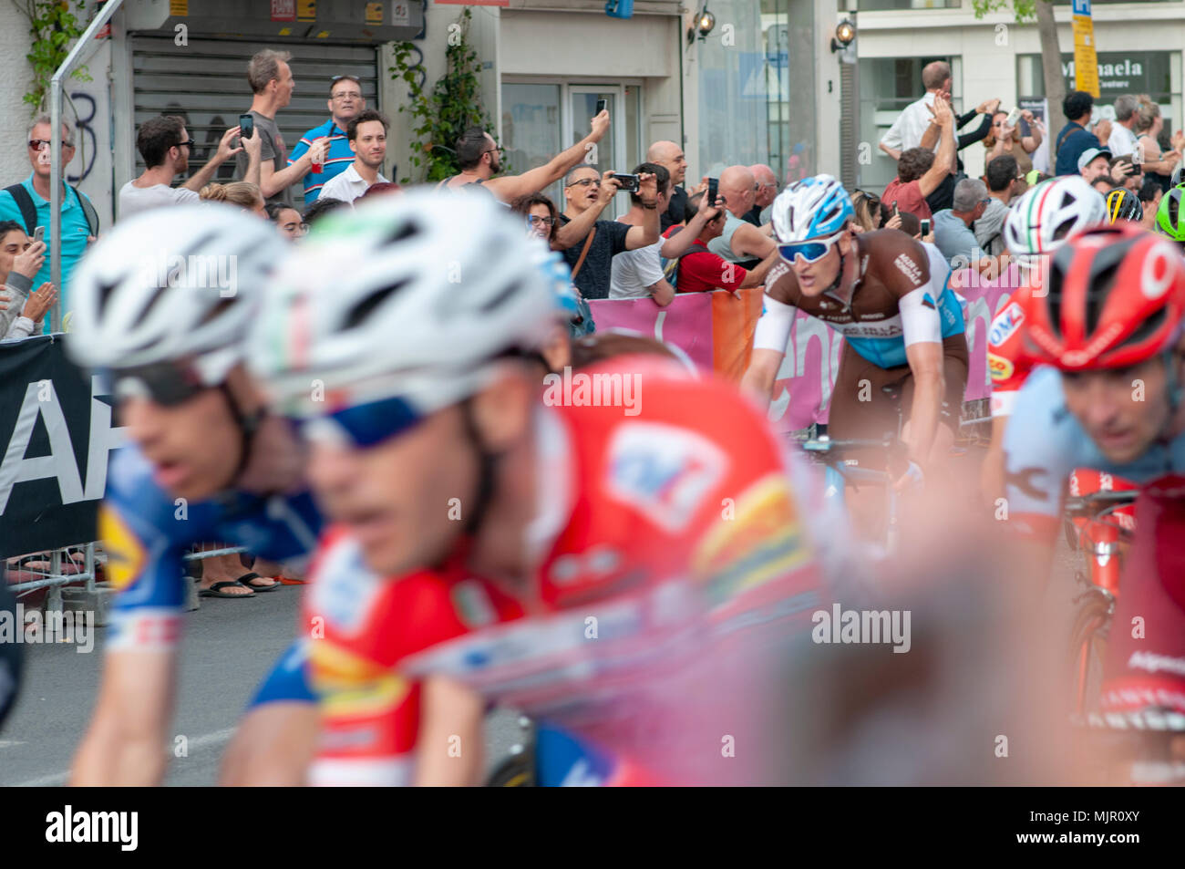 "Big Start" Israel Stufe 2 des Giro d'Italia, von Haifa Tel Aviv (167 Km), in Jaffa 500 Meter vor der Ziellinie fotografiert, 5. Mai 2018 Stockfoto