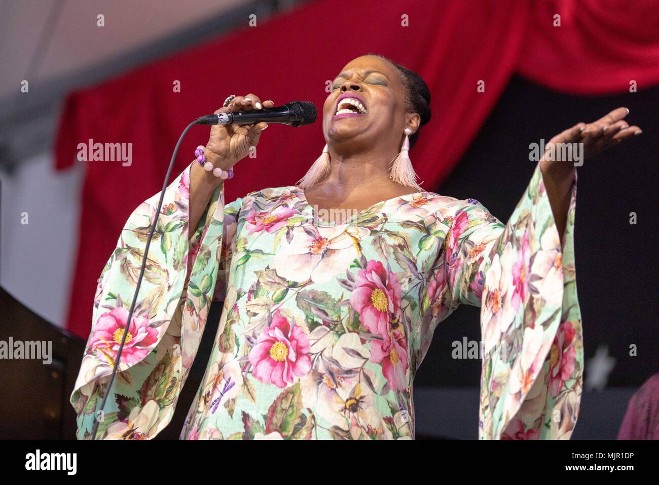 New Orleans, Louisiana, USA. 5 Mai, 2018. Sängerin Dianne Reeves während 2018 New Orleans Jazz und Heritage Festival an der Rennstrecke Messe in New Orleans, Louisiana: Daniel DeSlover/ZUMA Draht/Alamy leben Nachrichten Stockfoto