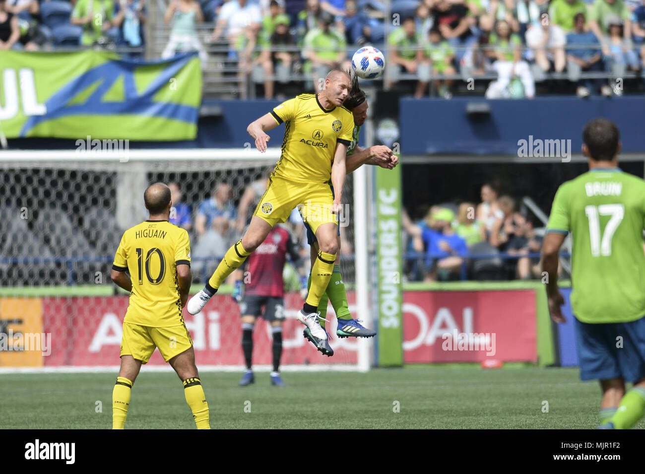 Seattle, Washington, USA. 5 Mai, 2018. MLS Fußball 2018: GUSTAV SVENSSON (4) und ADAM JAHN (14) Kampf um den Ball wie die Columbus Crew besuchte den Seattle Sounders in einem MLS-Match im Century Link Feld in Seattle, WA. Das Spiel endete 0:0-Unentschieden. Credit: Jeff Halstead/ZUMA Draht/Alamy leben Nachrichten Stockfoto