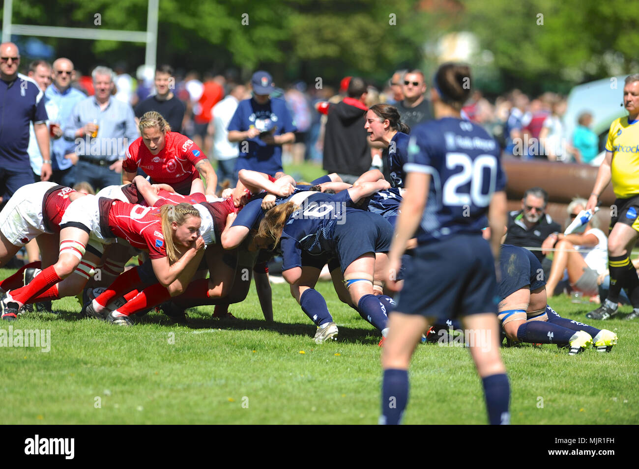 London, UK, 5. Mai 2018. Die britische Armee und die Royal Navy die Spieler in einem Scrum im Rahmen der jährlichen Frauen gesperrt - bei den Diensten, Wettbewerb bei Kneller Hall, London, Großbritannien. Das Match war von der Britischen Armee, 72-3 gewonnen. Im Jahr 2003 Frauen dienstellenübergreifende Arbeitsgruppe Wettbewerb eingeführt wurde neben den Herren laufen zu lassen. Der Wettbewerb wurde von der Armee und seit seiner Gründung Sie 'v Credit: Michael Preston/Alamy Leben Nachrichten gewonnen Stockfoto