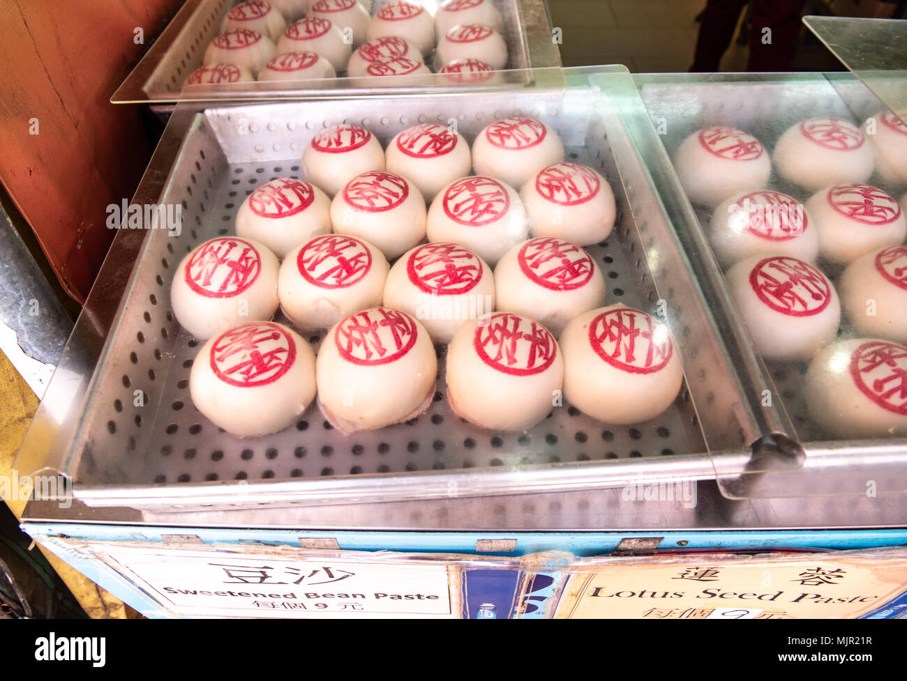 Hong Kong, Hong Kong SAR, China. 6. Mai, 2018. Cheung Chau Bun Festival. Brötchen mit der Prägung des Wortes "afe'' sind auf Verkauf in den lokalen Geschäften in 3 Geschmacksrichtungen, Sesamsamen, Lotus Samen einfügen und roten Bohnen einfügen. Credit: Jayne Russell/ZUMA Draht/Alamy leben Nachrichten Stockfoto