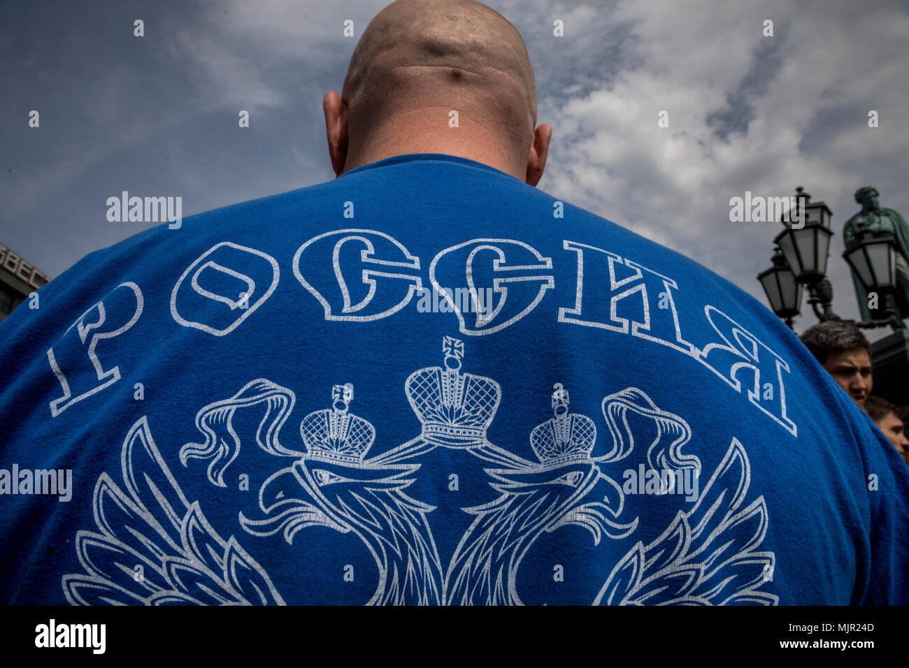 Moskau, Russland. 5 Mai, 2018. Pro-Putin activits nehmen Teile an einer nicht genehmigten Demonstration der Opposition in Moskau Puschkinplatz entfernt, Russland Credit: Nikolay Winokurow/Alamy leben Nachrichten Stockfoto