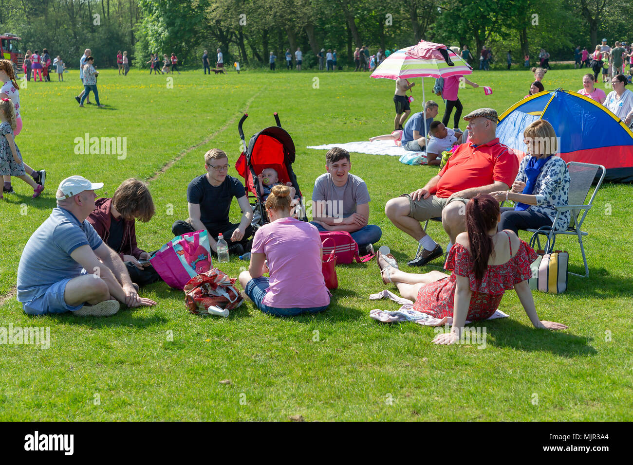 Warrington, UK, 6. Mai 2018. Sonnenschein in Warrington hat Hunderte von Menschen in Victoria Park in Warrington Kredit gebracht: John Hopkins/Alamy leben Nachrichten Stockfoto