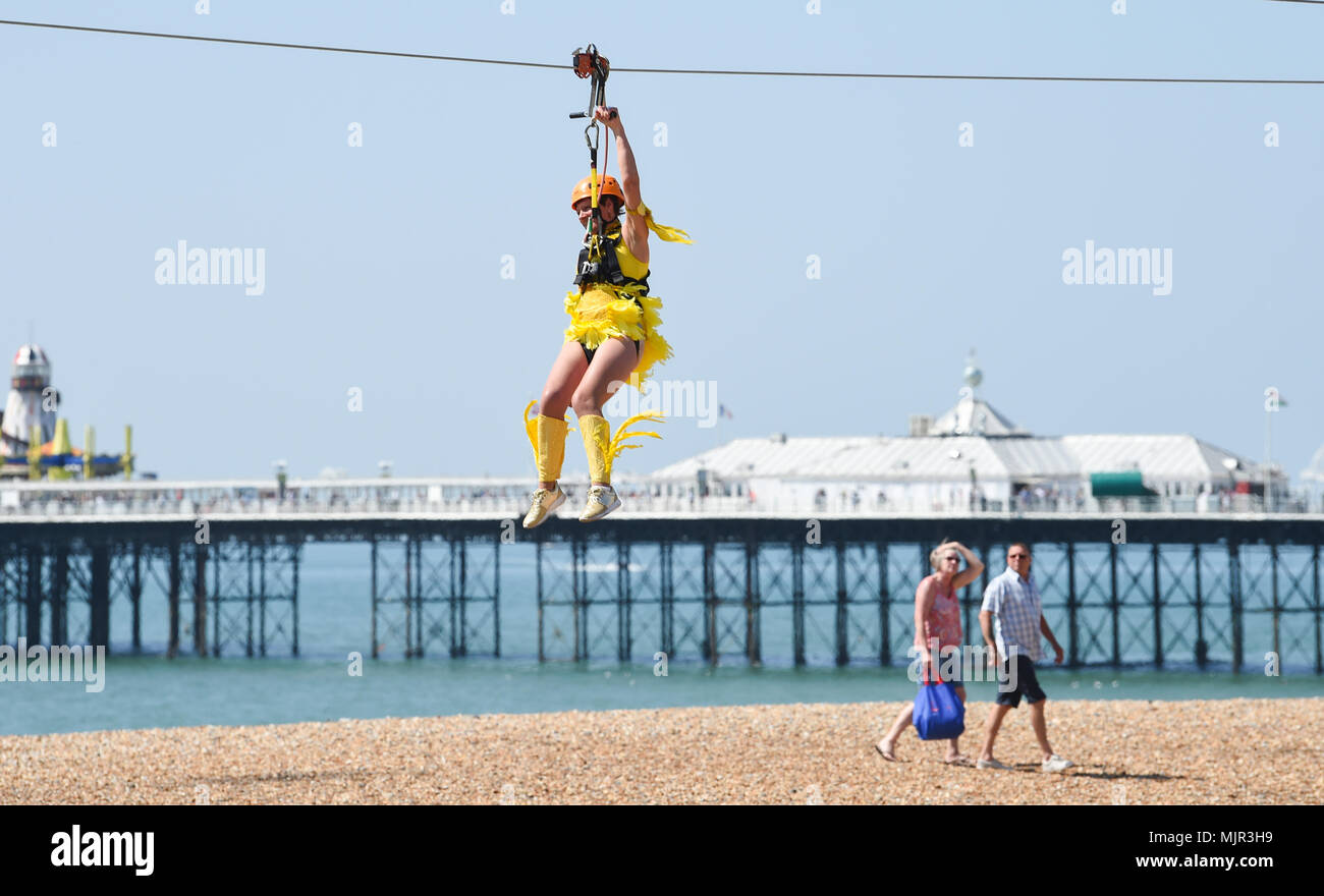 Brighton UK 6. Mai 2018 - Frauen im Kabarett Outfits gekleidet genießen Sie die heißen, sonnigen Wetter, da Sie eine Fahrt auf dem Brighton Zipwire am Meer Geld für einen Krebs Nächstenliebe anzuheben, da die Temperaturen erwartet werden, um den hohen 20s an der Südküste erreichen heute: Simon Dack/Alamy Live News Stockfoto