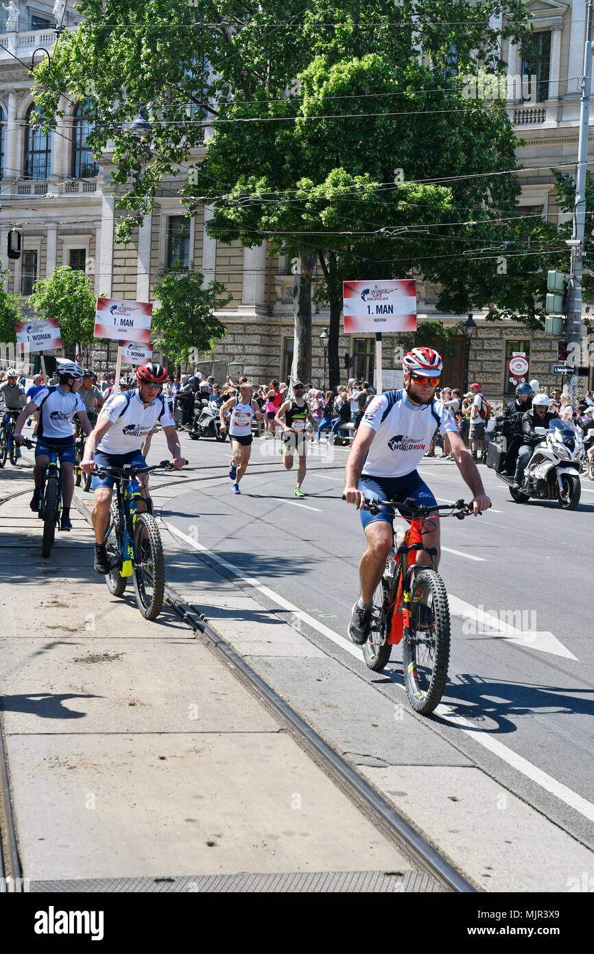 Wien, Österreich, 6. Mai 2018. Die 5 Wings for Life Welt führen wird weltweit am gleichen Tag zur gleichen Zeit. Es ist ein spendenlauf Für diejenigen, die nicht ausführen kann. Alle start Mittel in eine Stiftung für Querschnitt Lähmung. Quelle: Franz Perc/Alamy leben Nachrichten Stockfoto