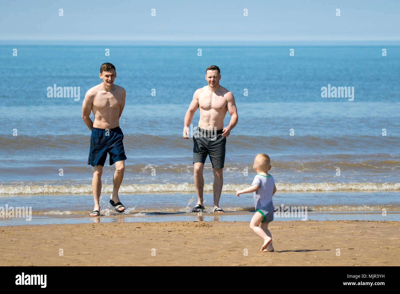 Blackpool, UK, 6. Mai 2018. Urlauber auf Blackpools Strandpromenade. 6. Mai 2018. UK Wetter. Tausende von Touristen und Urlauber steigen auf Blackpool Meer geniessen Sie den Sonnenschein und hohen Temperaturen. Credit: cernan Elias/Alamy leben Nachrichten Stockfoto