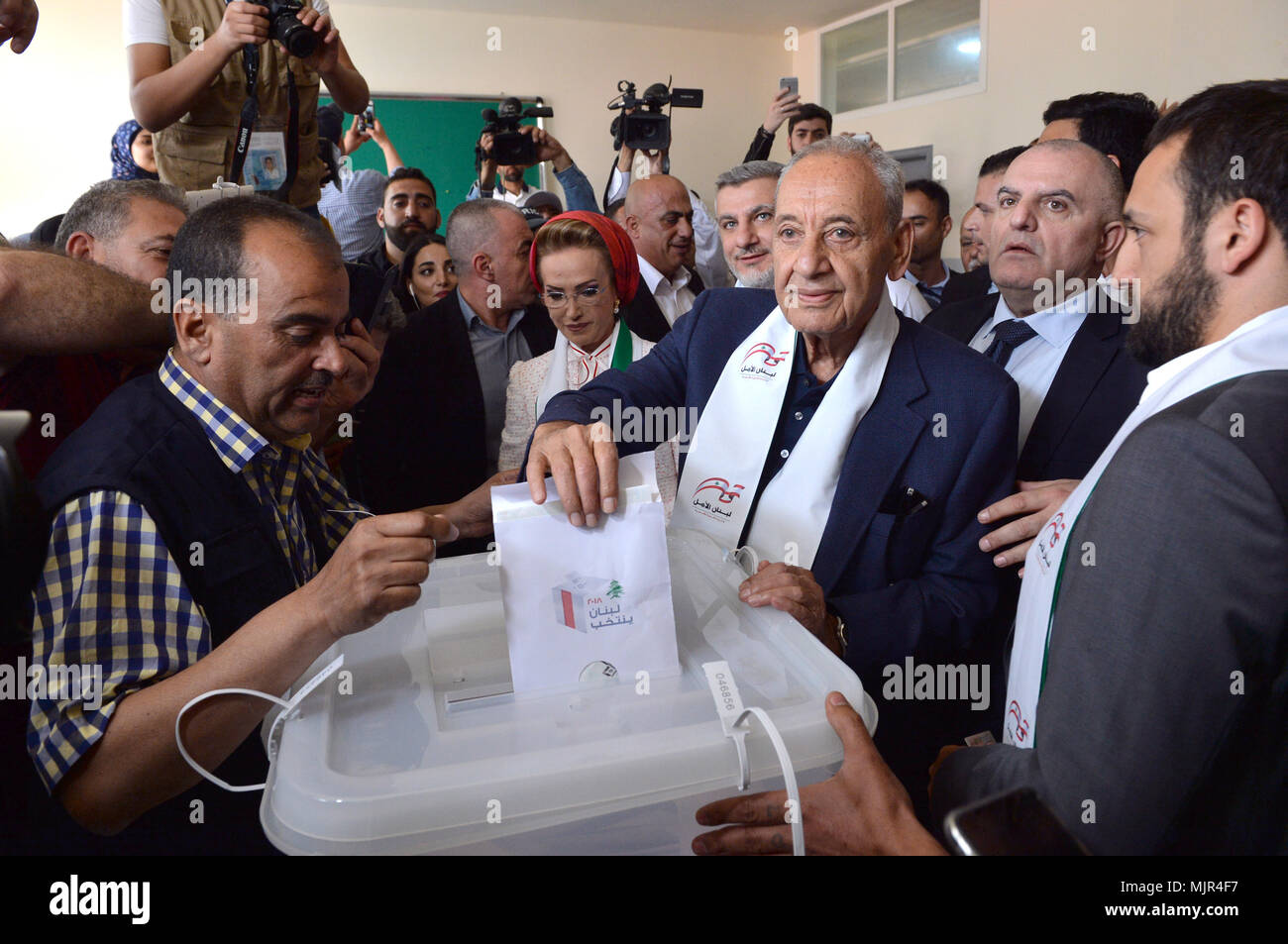 Beirut, Libanon. 6. Mai, 2018. Der Libanesische Parlamentspräsident Nabih Berri (C) Stimmen im Wahllokal in Beirut, Libanon, 6. Mai 2018. Die Wahllokale geöffnet frühen Sonntag im Libanon als Wähler ihre Stimmzettel in den ersten Parlamentswahlen in neun Jahren gegossen, inmitten fordert Wandel und Hoffnung auf eine bessere Zukunft. Credit: Ali Fawaz/Xinhua/Alamy leben Nachrichten Stockfoto