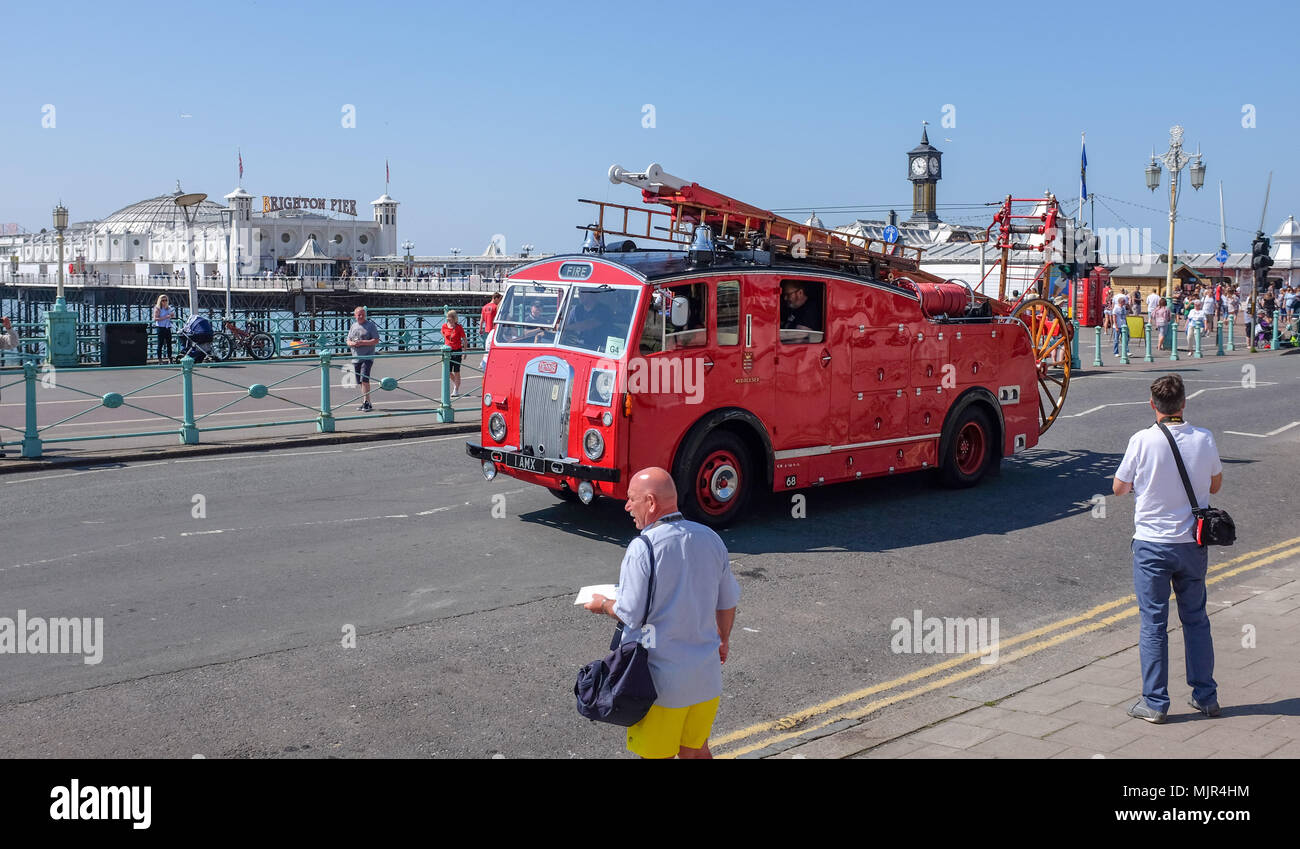 Brighton UK 6. Mai 2018 - Ein altes Feuerwehrauto kommt in Brighton nach Abschluss der jährlichen London nach Brighton historische Nutzfahrzeuge laufen jeden ersten Sonntag im Mai Foto: Simon Dack Credit: Simon Dack/Alamy leben Nachrichten Stockfoto