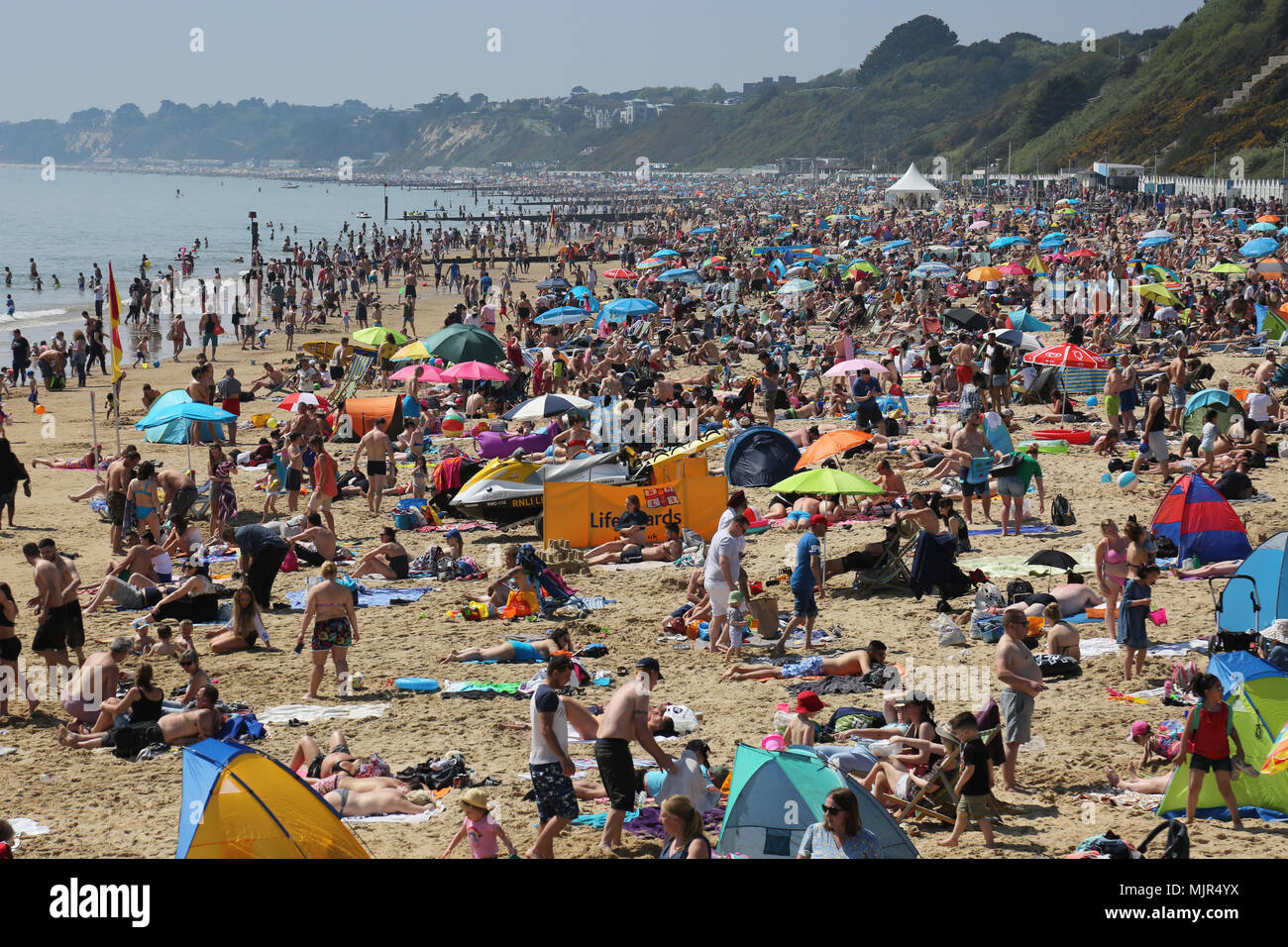 Bournemouth, UK. 6. Mai 2018. Eine gepackte Bournemouth Strand auf den heißesten May Bank Holiday Wochenende für viele Jahre. Bournemouth, Dorset, Großbritannien. Credit: Richard Knick/Alamy leben Nachrichten Stockfoto