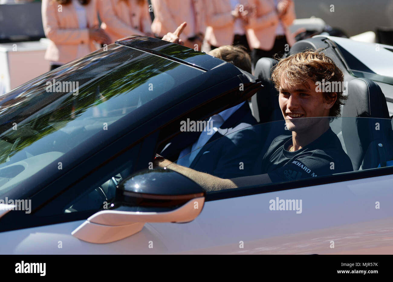 06. Mai 2018, Deutschland, München: Tennis, ATP-Tour Männer singles endgültig. Alexander Zverev von Deutschland gewinnt die "BMW-Open 2018' in seinem Match gegen Kohlschreiber Deutschland und sitzt im Auto seines Sieger, ein i8 Roadster. Foto: Angelika Warmuth/dpa Stockfoto