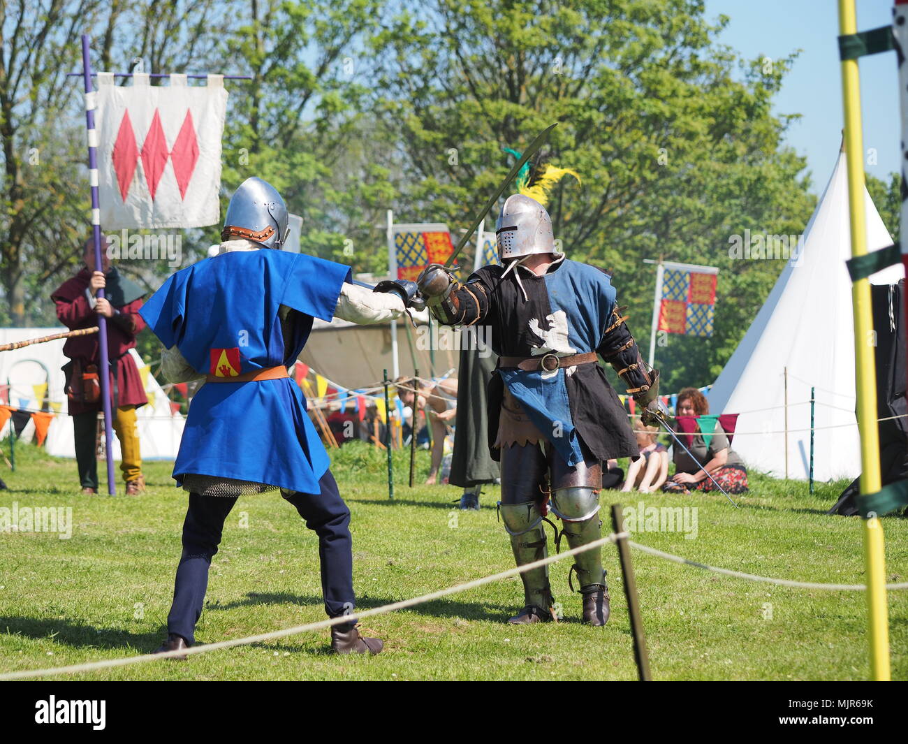 Queenborough, Kent, UK. 6. Mai, 2018. Queenborough feiert die 650th Jahrestag, ein Borough und den besonderen Status der Stadt von Edward III. in seinem queenborough Charta der Mai 1368 verliehen, mit einem speziellen Programm von Veranstaltungen dieses Wochenende. Heute auf der Stelle, wo das Schloss, dass Edward III. gebaut standen, gab es zeigt der Mittelalterlichen bekämpfen, Bogenschießen, Falknerei und mehr. Pic: Mitglieder von der mittelalterlichen Bekämpfung Gesellschaft auf einem Display. Credit: James Bell/Alamy leben Nachrichten Stockfoto