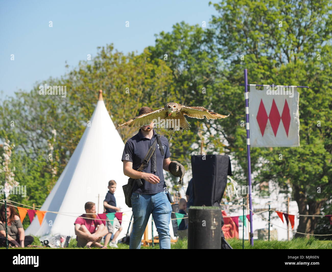 Queenborough, Kent, UK. 6. Mai, 2018. Queenborough feiert die 650th Jahrestag, ein Borough und den besonderen Status der Stadt von Edward III. in seinem queenborough Charta der Mai 1368 verliehen, mit einem speziellen Programm von Veranstaltungen dieses Wochenende. Heute auf der Stelle, wo das Schloss, dass Edward III. gebaut standen, gab es zeigt der Mittelalterlichen bekämpfen, Bogenschießen, Falknerei und mehr. Credit: James Bell/Alamy leben Nachrichten Stockfoto