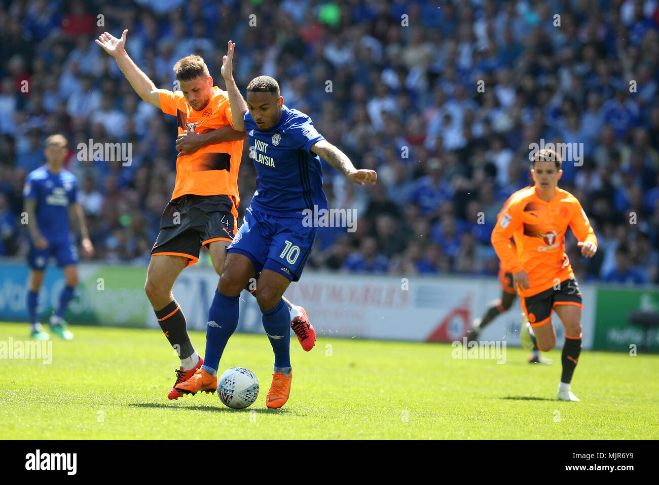 Cardiff, UK, 6. Mai 2018. Kenneth Zohore von Cardiff City und Joey Van Den Berg von Reading (l) in Aktion. EFL Skybet Meisterschaft übereinstimmen, Cardiff City v Lesung im Cardiff City Stadium am Sonntag, den 6. Mai 2018. Dieses Bild dürfen nur für redaktionelle Zwecke verwendet werden. Nur die redaktionelle Nutzung, eine Lizenz für die gewerbliche Nutzung erforderlich. Keine Verwendung in Wetten, Spiele oder einer einzelnen Verein/Liga/player Publikationen. pic von Andrew Obstgarten/Andrew Orchard sport Fotografie/Alamy leben Nachrichten Stockfoto