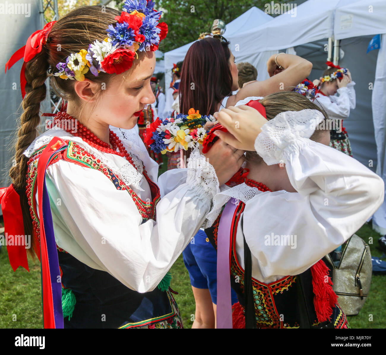 London, UK, 06. Mai 2018 Darsteller auf der Polnischen Festival bin Töpfer Feld London heute entspannen und einander helfen, bereit für den nächsten Tanz in die Bühne @ Paul Quezada-Neiman/Alamy leben Nachrichten Stockfoto