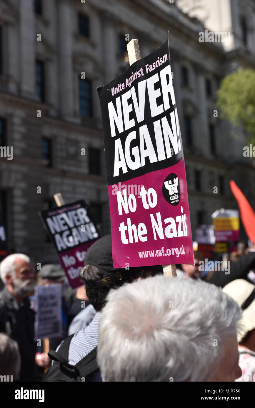 Whitehall, London, UK. 6. Mai 2018. Antifaschistinnen gegen die Veranstaltung protestiert sind getrennt von der DFLA. Die Demokratische Fußball Jungs Alliance (DFLA), "Tag der Freiheit" Veranstaltung ist auf Whitehall abgehalten. Stockfoto