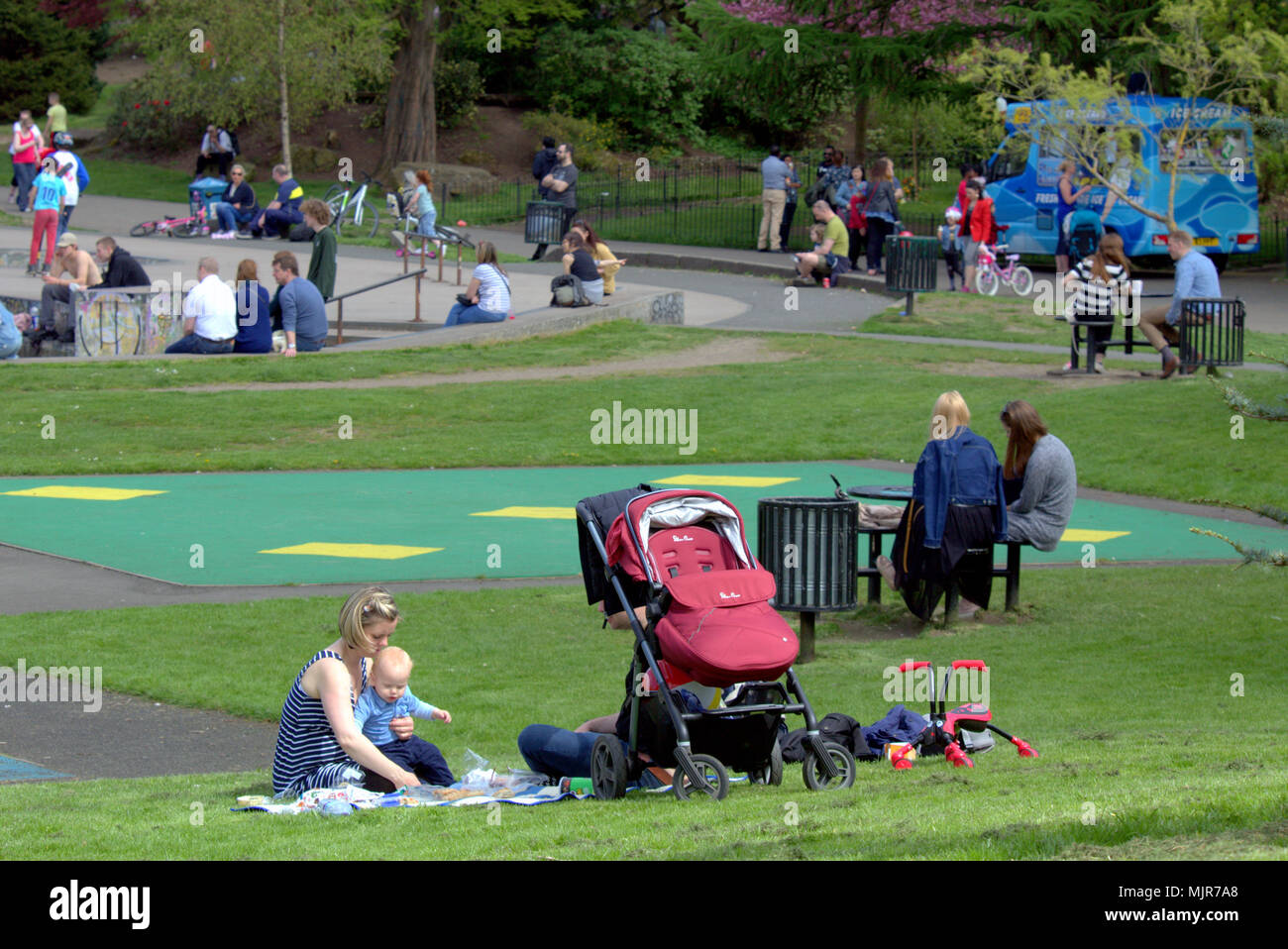 Glasgow, Schottland, Großbritannien 6. Mai. UK Wetter: Sonnig Sommer Wetter schließlich erreicht die Stadt für das Wochenende. Einheimische und Touristen genießen die Sonne im Kelvingrove Park in der Plüsch West End der Stadt. Gerard Fähre / alamy Nachrichten Stockfoto