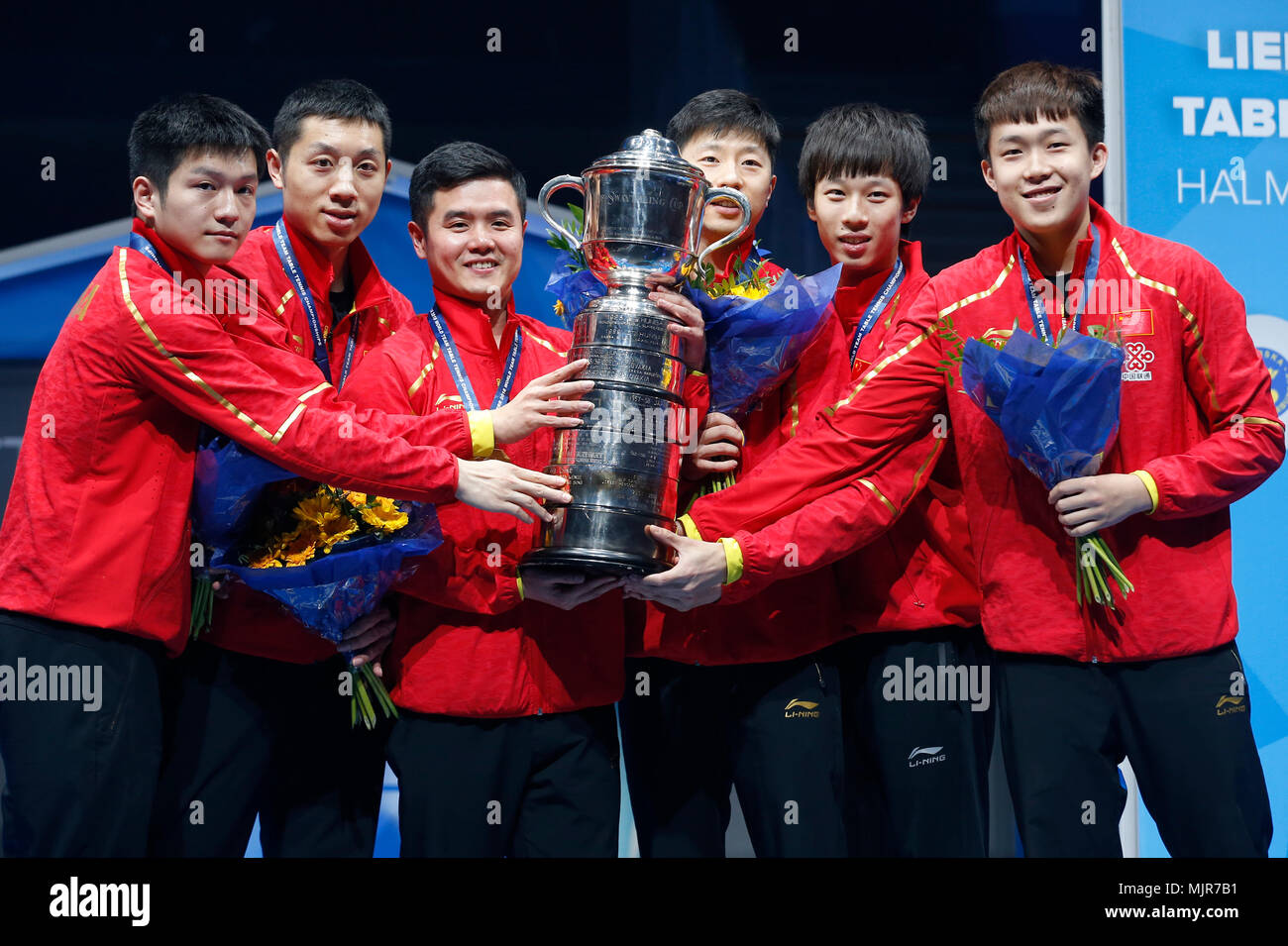 Halmstad, Schweden. 6. Mai, 2018. Spieler und Trainer Liu Guozheng (3 L) von China feiern mit der Trophäe, nachdem er der Gruppe der Männer Finale zwischen Team China und Team Deutschland an der Welt 2018 Team Tischtennis Meisterschaften in Halmstad, Schweden, 6. Mai 2018. Credit: Ihr Pingfan/Xinhua/Alamy leben Nachrichten Stockfoto