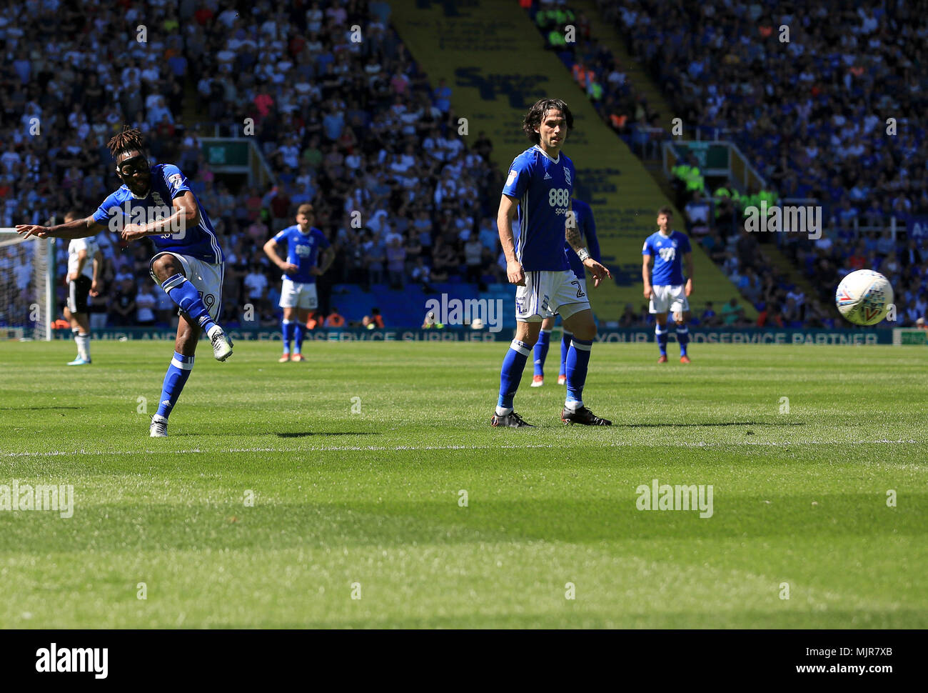 Birmingham, UK, 6. Mai 2018. Jacques Maghoma von Birmingham City schießt einen Freistoß gerade breit. EFL Skybet Meisterschaft übereinstimmen, Birmingham City v Fulham im St. Andrews Stadium in Birmingham am Sonntag, den 6. Mai 2018. Dieses Bild dürfen nur für redaktionelle Zwecke verwendet werden. Nur die redaktionelle Nutzung, eine Lizenz für die gewerbliche Nutzung erforderlich. Keine Verwendung in Wetten, Spiele oder einer einzelnen Verein/Liga/player Publikationen. pic von Paul Roberts/Andrew Orchard sport Fotografie/Alamy Live news Credit: Andrew Orchard sport Fotografie/Alamy leben Nachrichten Stockfoto