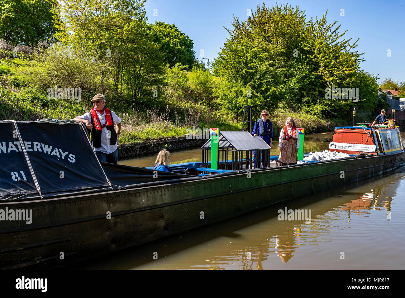 Die Saltway, Droitwich, Großbritannien, 6. Mai 2018. und eine neue Skulptur von dem Künstler Katy Bienart kommt von Kanal Lastkahn. Die Skulptur stellt die Geschichte der Stadt als Salz production center und die Öffentlichkeit eingeladen, wo die Glaswände mit Salz aus der ganzen Welt zu füllen. Quelle: David Broadbent/Alamy leben Nachrichten Stockfoto