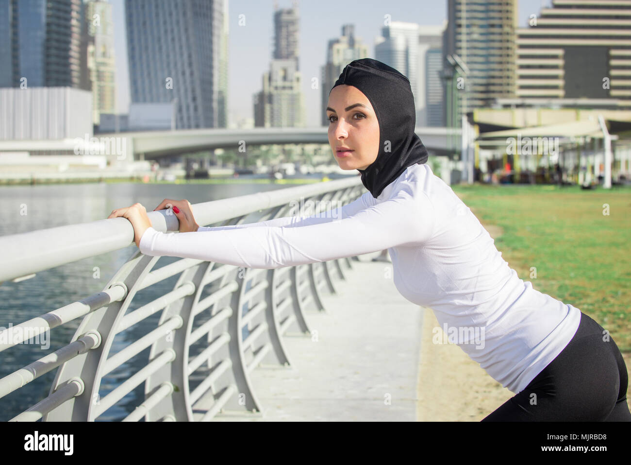 Arabische Frau, Outdoor und tragen Kopftuch Stockfotografie - Alamy