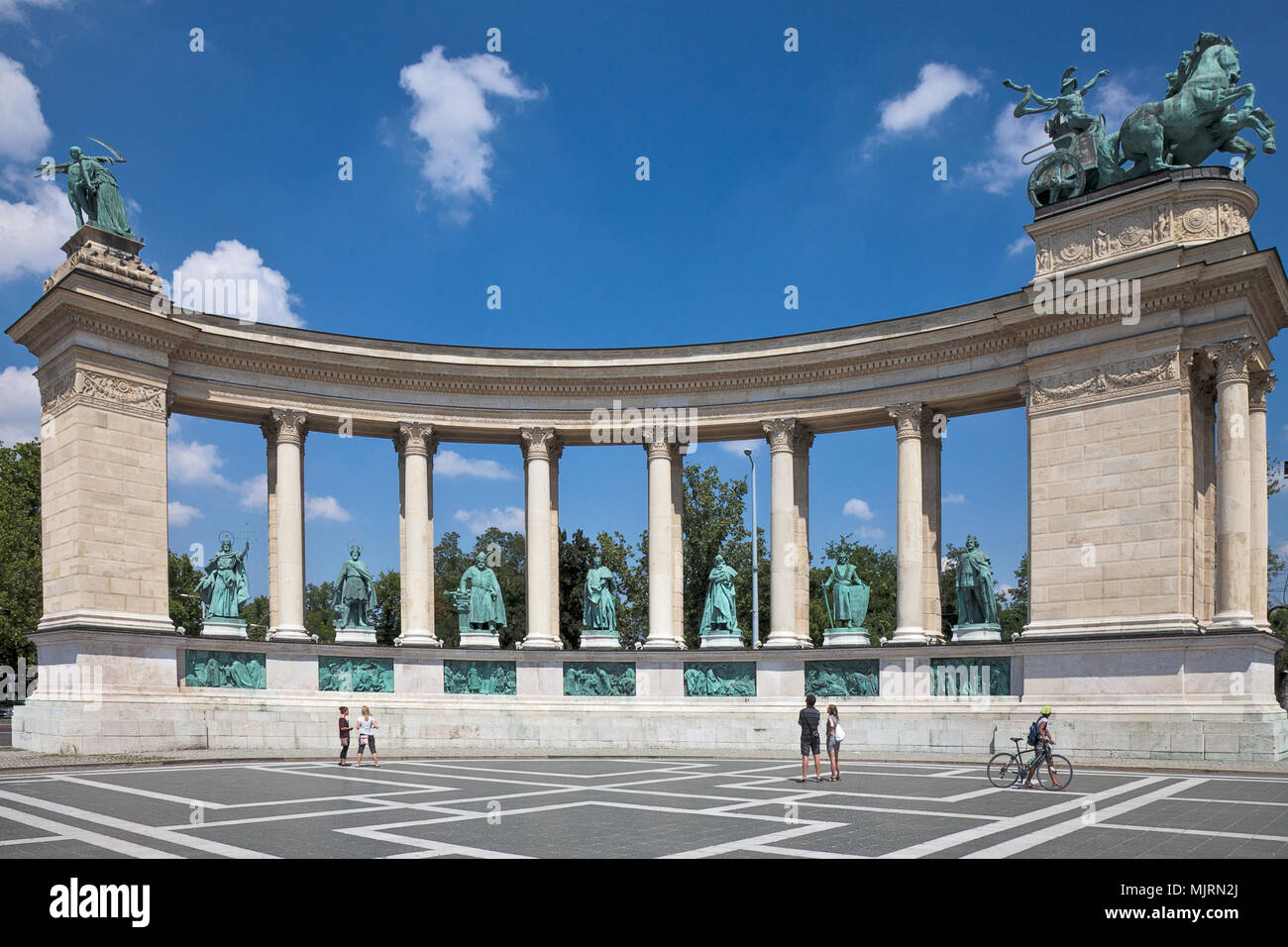 Statuen von sieben Könige von Ungarn stehen in der linken Kolonnade des Millennium Monument in Helden Platz, Budapest. Stockfoto