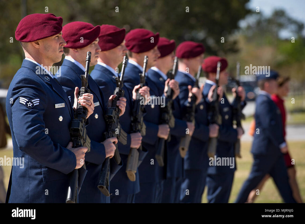 Pararescuemen vom 38th Rescue Squadron bereit, einen 21-gun Salute zu machen stand nach einer Gedenkfeier zu Ehren von Kapitän Mark Weber, 21. März 2018, bei Moody Air Force Base, Ga Weber, ein 38Th RQS Combat rescue Officer und Texas Eingeborener, war in einem HH-60G Pave Hawk Absturz in der Provinz Anbar, Irak, 15. März ermordet. Während der Zeremonie, Weber wurde posthum eine Meritorious Service Medal und die Air Force Commendation Medal ausgezeichnet. Streitkräfte und Zivilisten Anzeige von Mut, Tapferkeit und Opferbereitschaft Engagement Engagement Stockfoto