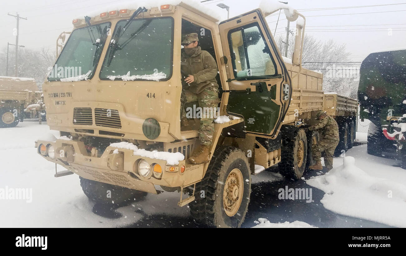 Spc. Leslie Rivera mit der 1067Th Composite Truck Company, 228th Transport Bataillon, 213 Region Support Group, Pennsylvania Army National Guard, führt vorbeugende Wartung Kontrollen und Dienstleistungen (PMCS) auf ihrem schweren Erweiterte Mobilität Tactical Truck (HEMTT) wrecker in Vorbereitung auf die Mission Unterstützung bei Sturm Toby 21. März in Philadelphia. Streitkräfte und Zivilisten Anzeige von Mut, Tapferkeit und Opferbereitschaft Engagement Engagement Stockfoto