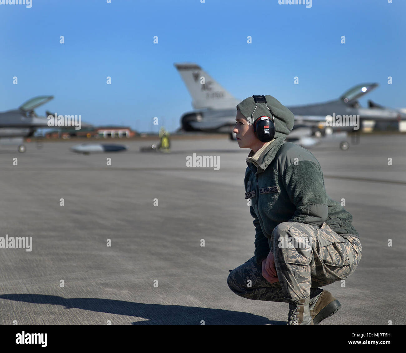 Us Air Force Senior Airman Melanie R. Breslin, ein Flugzeug Fuel Systems Specialist an der 177th Fighter Wing, New Jersey Air National Guard, steht Feuerwache vor dem Start einer F-16C Fighting Falcon an der Dominanz in Savannah, Georgia, 22. März 2018. Die 177Th FW an einem Luft-zu-Luft-training Air Combat Fähigkeiten zu schärfen und mehrere Schulungen Upgrades zu erreichen. Streitkräfte und Zivilisten Anzeige von Mut, Tapferkeit und Opferbereitschaft Engagement Engagement Stockfoto