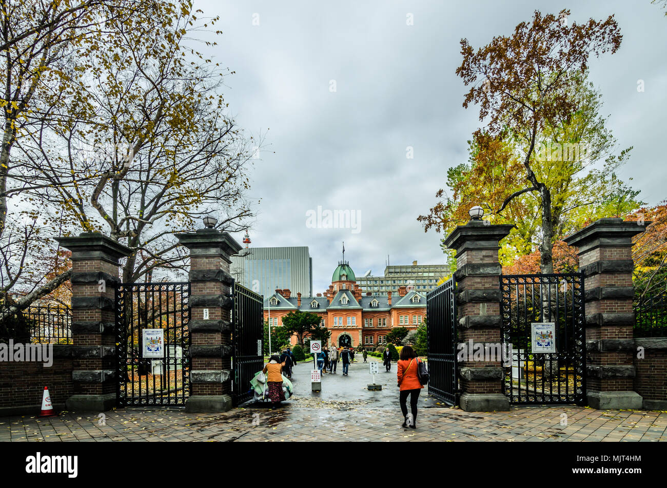 Sapporo Altes Rathaus im Herbst. Bäume in der Umgebung des Gebäudes ändern In den Herbst Farbe und dieses berühmten touristischen Hotspot geben einen schön aussieht. Stockfoto