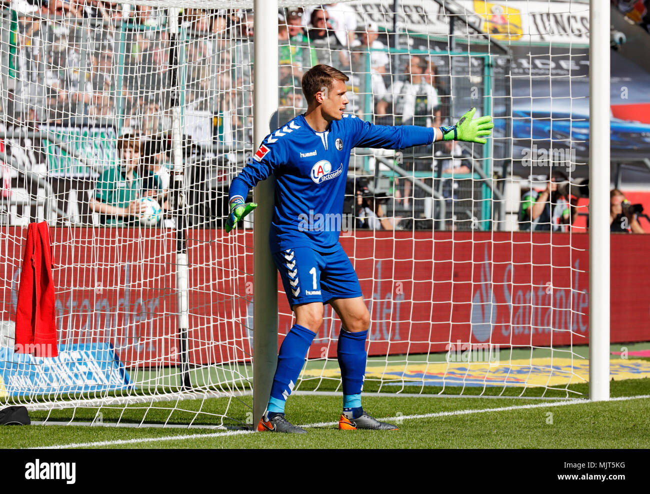 Sport, Fußball, Bundesliga, 2017/2018, Borussia Mönchengladbach vs SC Freiburg 3:1 Stadion Borussia Park, Szene des Spiels, keeper Alexander Schwolow (Freiburg) Stockfoto