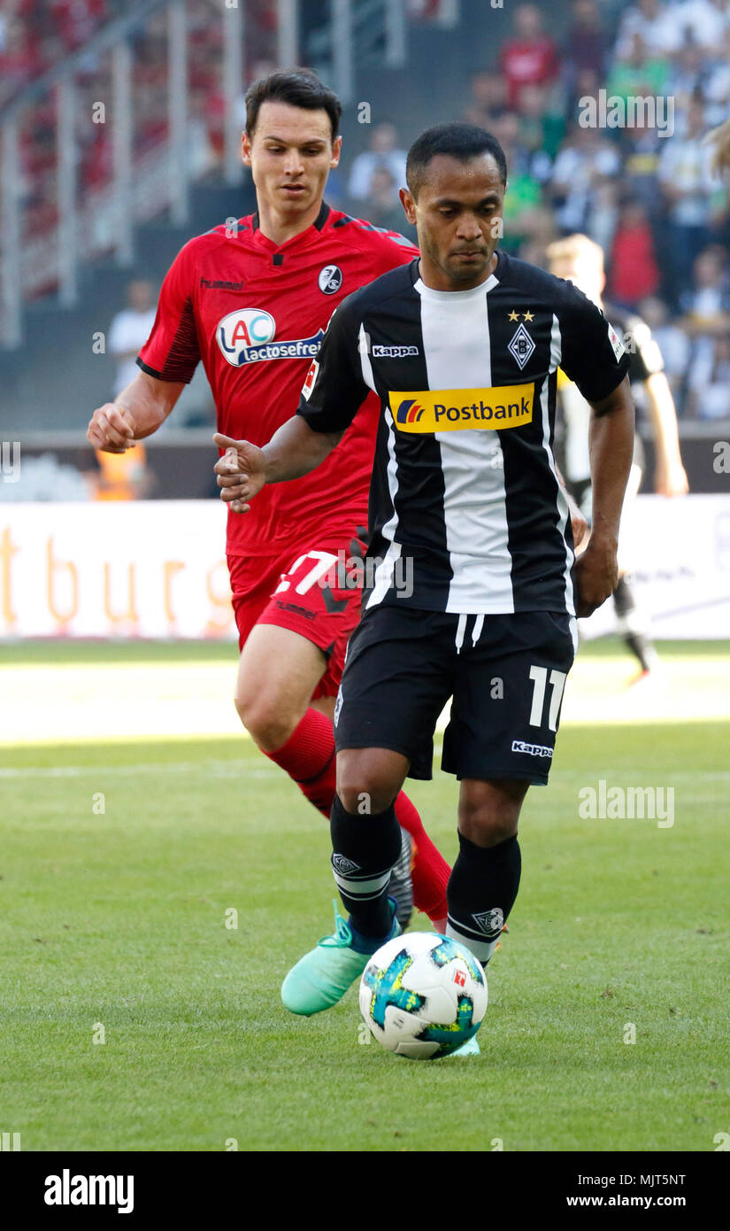 Sport, Fußball, Bundesliga, 2017/2018, Borussia Mönchengladbach vs SC Freiburg 3:1 Stadion Borussia Park, Szene des Spiels, Raffael (MG) in Ballbesitz, hinter Nicolas Höfler (Freiburg) Stockfoto