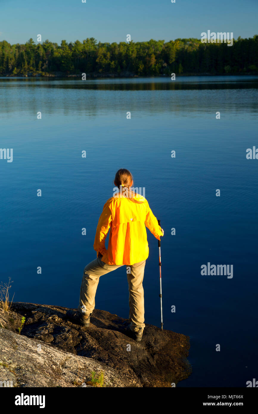 Wanderer auf Kabetogama See am Ash-Fluss, Voyageurs National Park, Minnesota Stockfoto