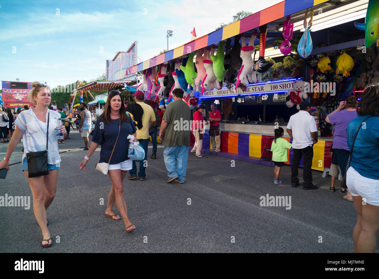 Die Leute auf der Carnival Midway auf der 14. Jahrestagung der Heißluftballon-Festival am Foley, Alabama, USA Stockfoto