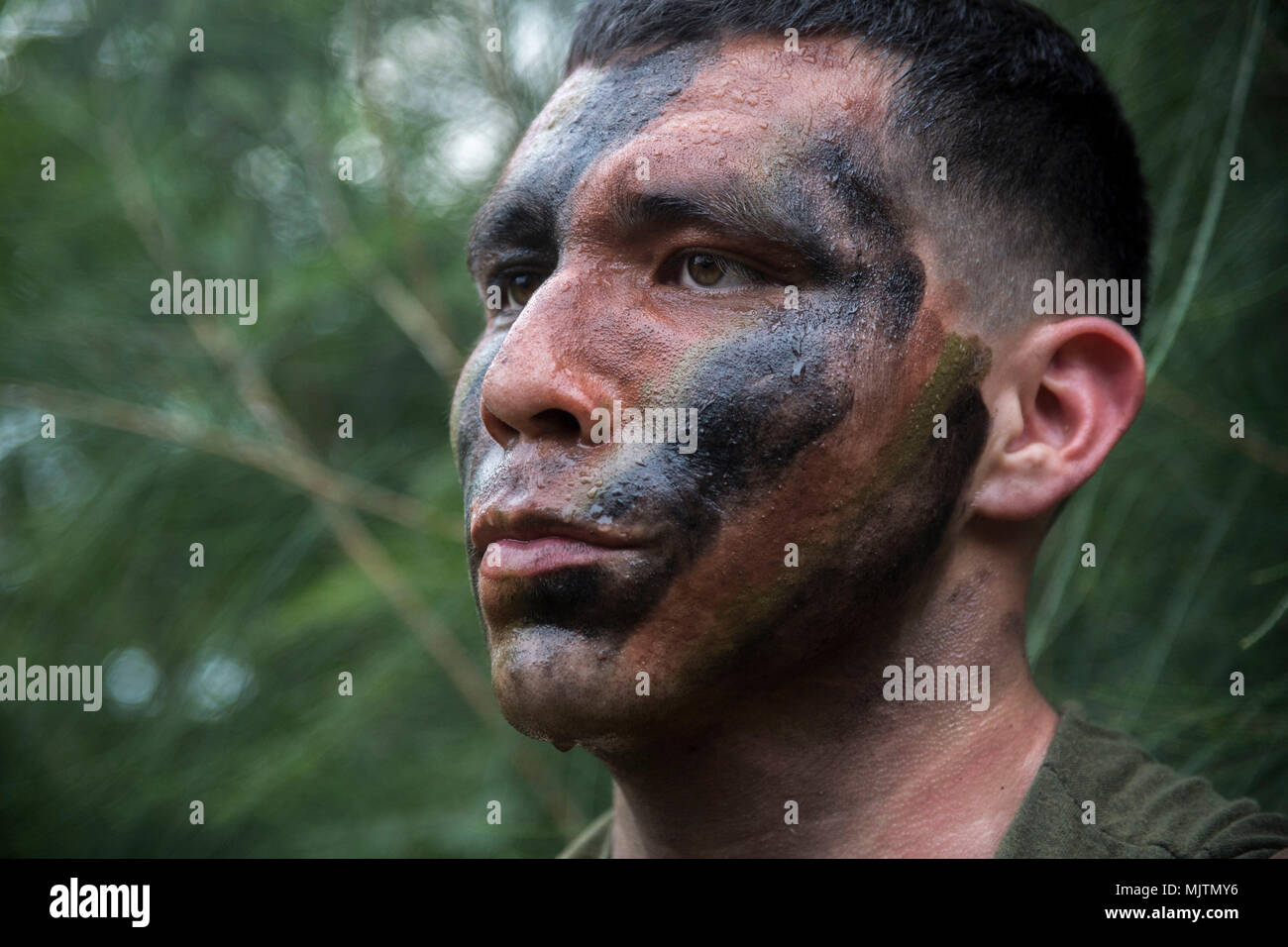 Ein Marine mit Alpha Company, Bataillon Landung Team, 1.BATAILLON, 1 Marines, 31 Marine Expeditionary Unit, hört ein Zitat während einer Ausdauer Kurs während der 9. Phase des Roten Todes Herausforderung im Camp Hansen, Okinawa, Japan, Dez. 29, 2017. Alpha Company war der Name Rote Tod im Jahre 1981 durch den Kommandanten des Marine Corps gegeben; dann im Jahr 2015 der Rote Tod Herausforderung wurde die gefallenen Mitglieder der Alpha Company zu ehren. Wie das Marine Corps' nur kontinuierlich vorwärts - bereitgestellt MEU, den 31 MEU bietet eine flexible Kraft bereit, eine breite Palette von militärischen Operationen auszuführen. (U.S. M Stockfoto