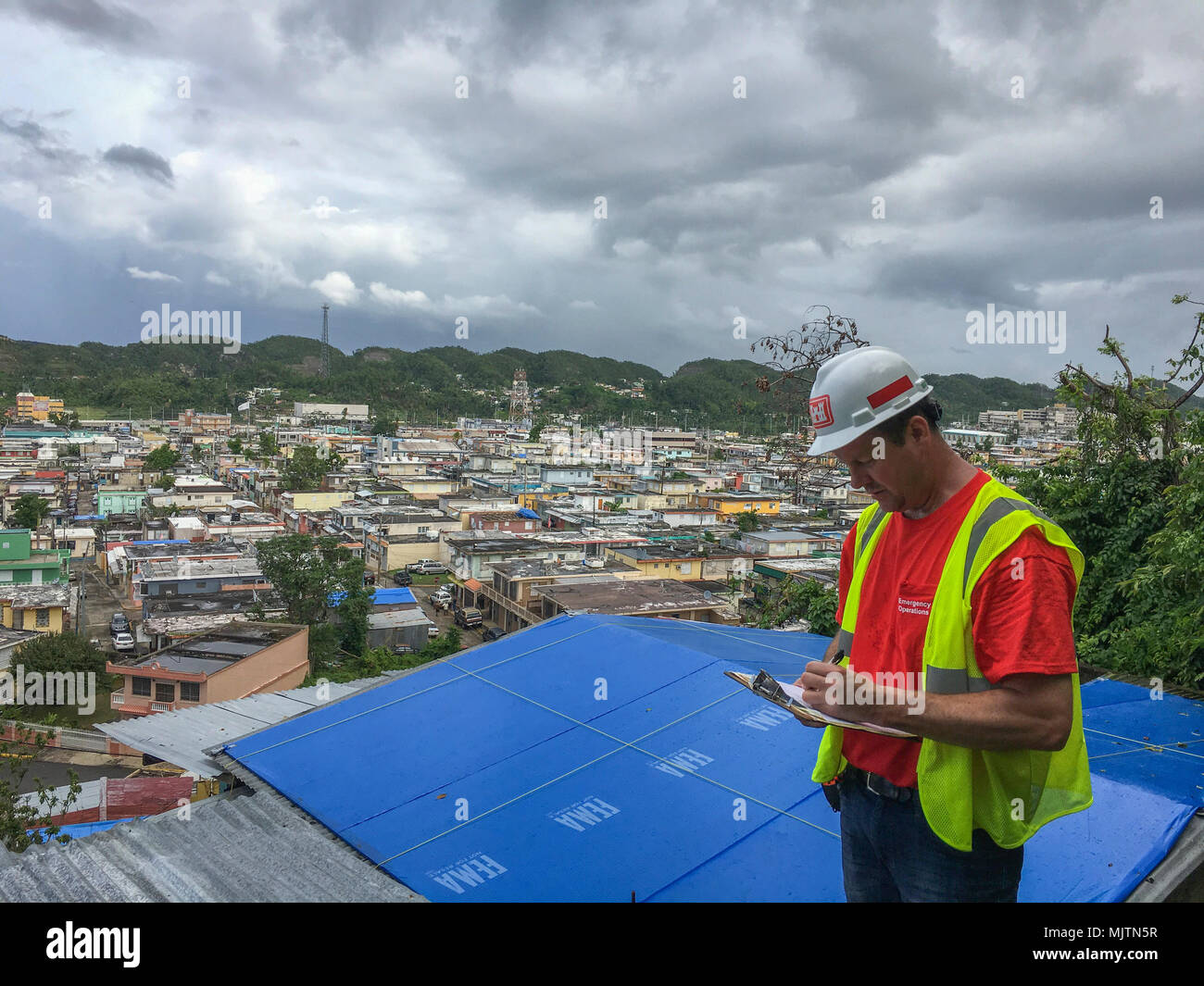 Jason Hauser ist nach Puerto Rico als QS-Ingenieur für den Betrieb blaues Dach eingesetzt. Hauser ist einer der 17 Mitarbeiter der St. Paul Bezirk derzeit in Puerto Rico im Einsatz, um die temporäre Dach Mission dort zu unterstützen. Betrieb blaues Dach soll eine 30-tägige, temporäre Dach für die Bewohner auf der Suche nach einer dauerhaften Lösung für die Schäden an ihren Häusern verursacht während der hurrikane Irma und Maria zur Verfügung zu stellen. Stockfoto