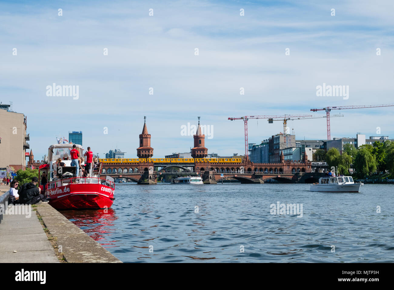 Berlin, Deutschland - Mai, 2018: Fluss, Boote und Oberbaumbrücke (Oberbaumbruecke) in Berlin an einem Sommertag Stockfoto
