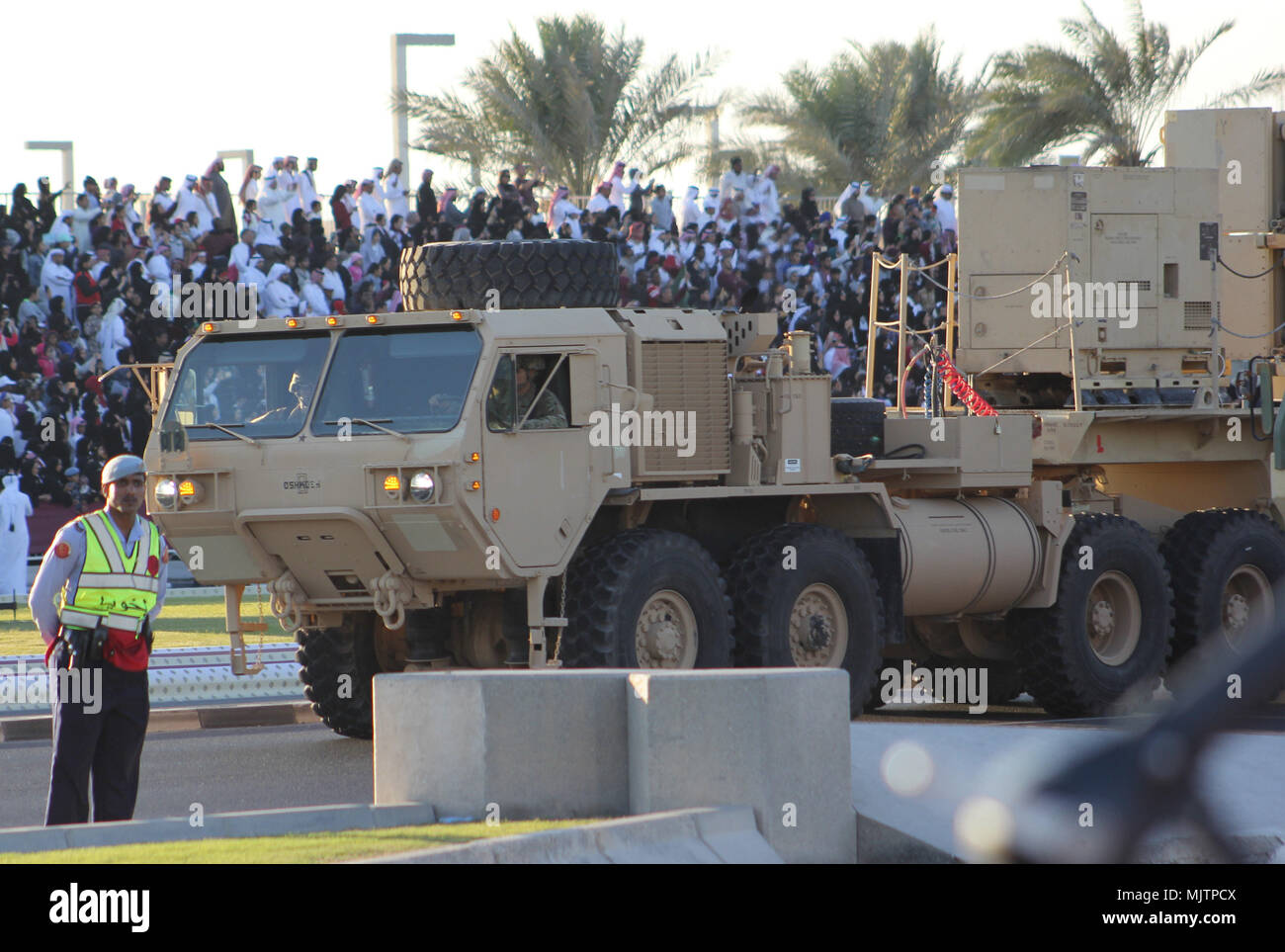 2nd Battalion, 43rd Air Defense Artillery Regiment ist eine Luftverteidigungseinheit der 11th Air Defense Artillery Brigade. Am 18. Dezember 2017 nahm das Bataillon an der Katar National Day Parade in Doha Teil und stellte einen Boden-Luft-Raketenwerfer MIM-104 Patriot bereit. Das Archivbild dokumentiert das Fahrzeug des Patriot-Systems, das von Mitarbeitern der US-Armee während der öffentlichen Militärparade betrieben wurde. Stockfoto