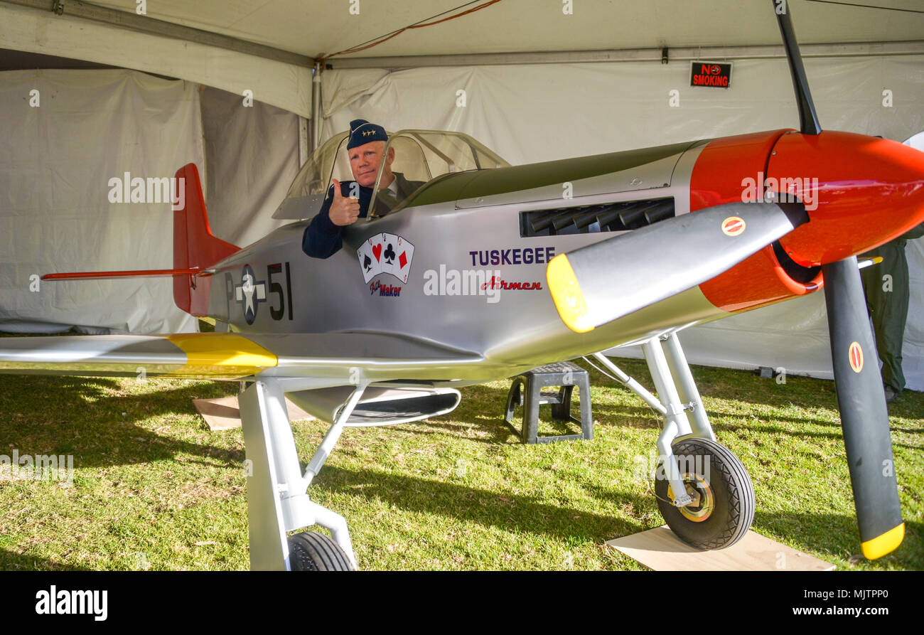 Generalleutnant John Thompson, der Kommandant der Raum und Missile Systems Center und Air Force Programm Executive Officer für den Platz an der Los Angeles Air Force Base, gibt einen Daumen nach oben in einem Drittel Nachbildung einer North American P-51 bin Flooring-dekor' Kämpfer während des#LiveOnGreen Festlichkeiten, die bis zu den 129 jährliche Tournament of Roses Parade. Die mini-Mustang in voller Größe "Big Brother" war während des Zweiten Weltkriegs, die von dem berühmten "roten Schwanz Teufel' von Tuskegee Flieger, der erste Afro-amerikanische Einheit der US-Army Air Forces Piloten, die mit grosse Auszeichnung und Ehre in einer Zeit der Rasse serviert geflogen Stockfoto