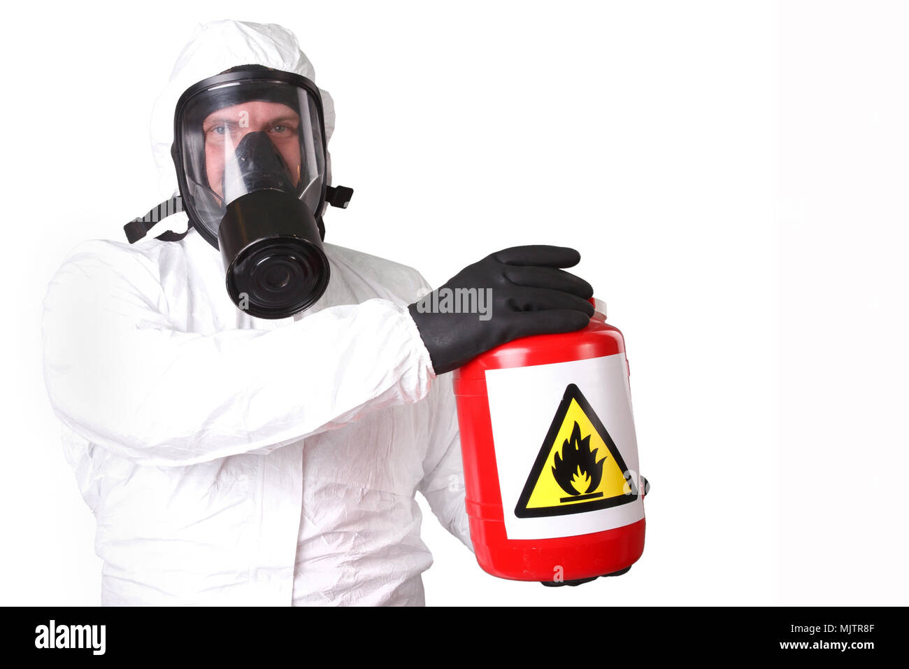Mann in einem Gefahrgut-Anzug mit roter Container gefährliche Material isoliert auf weißem Stockfoto