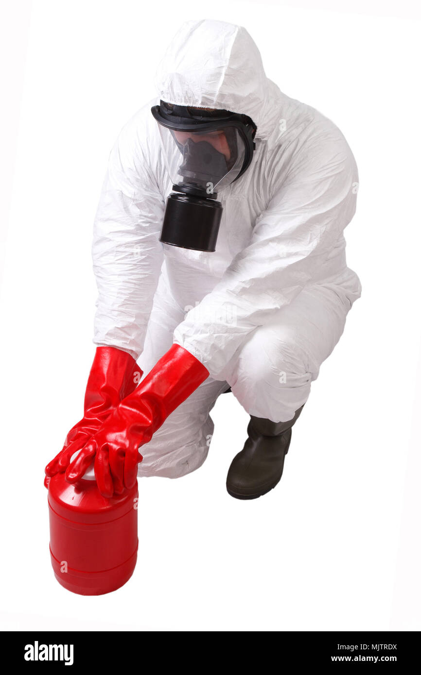 Mann in einem Gefahrgut-Anzug mit roter Container gefährliche Material isoliert auf weißem Stockfoto