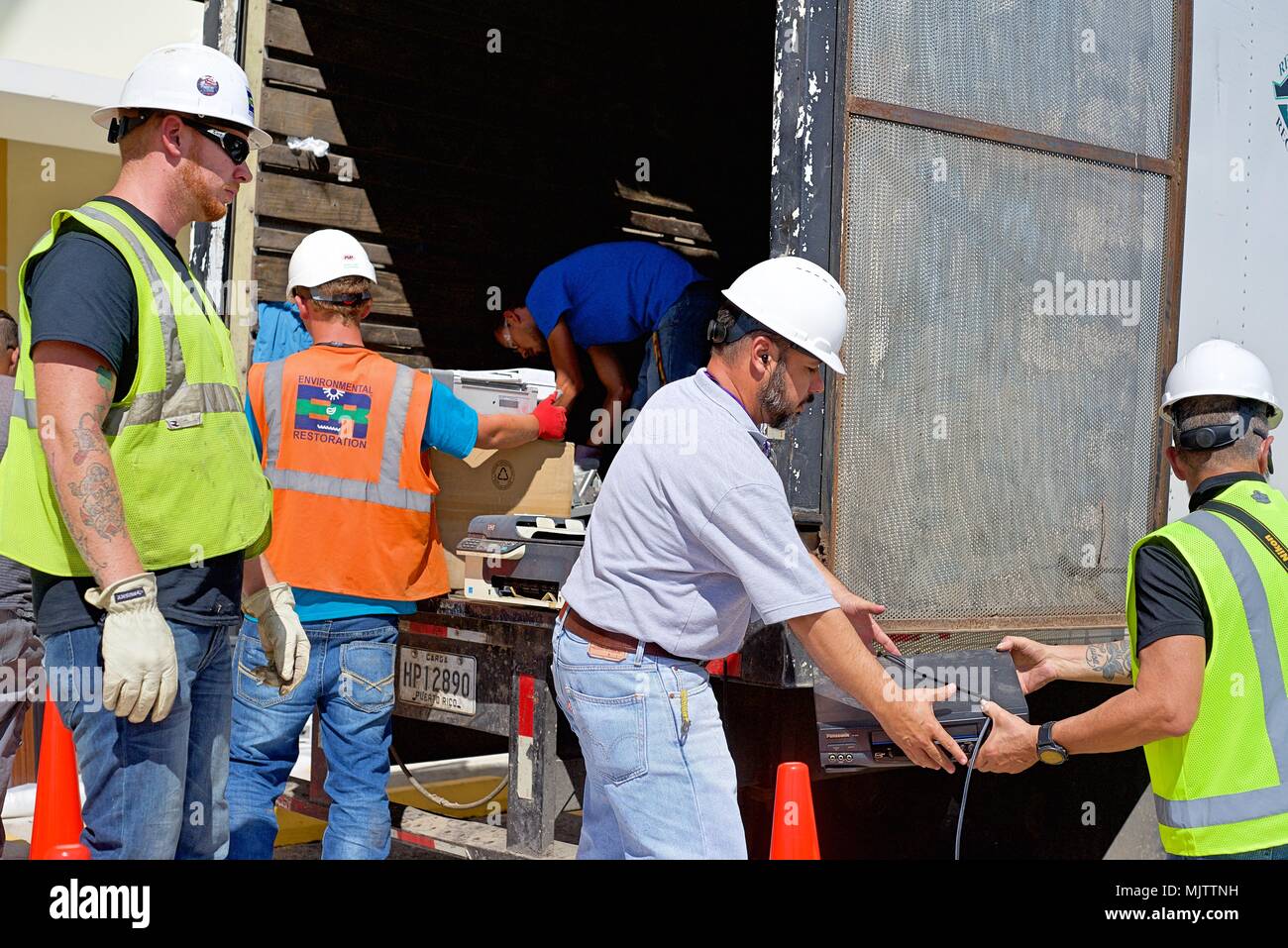 JUANA DIAZ, Puerto Rico, 21. Dezember 2017 - Die Environmental Protection Agency (EPA), des RCAP Lösungen, Subunternehmer aus den ökologischen Wiederherstellung, und FEMA zusammen arbeiten ordnungsgemäß zu sammeln und entsorgen Haushalt gefährliche Materialien, wie z.b. Fernseher, Drucker, Propan, Farbe und Reinigungsmittel. Die Einheimischen waren in der Lage, fallen zu lassen - diese Einträge kostenlos, um zu verhindern, dass illegal in die Folgen des Hurrikans Maria aus. 180 Punkte für den Hausgebrauch gefährliche Abfälle und 2.880 Pfund von elektronischen Materialien wurden für das Recycling gesammelt. Diese Bemühungen weiterhin auf verschiedenen Drop-off-Standorten in P Stockfoto