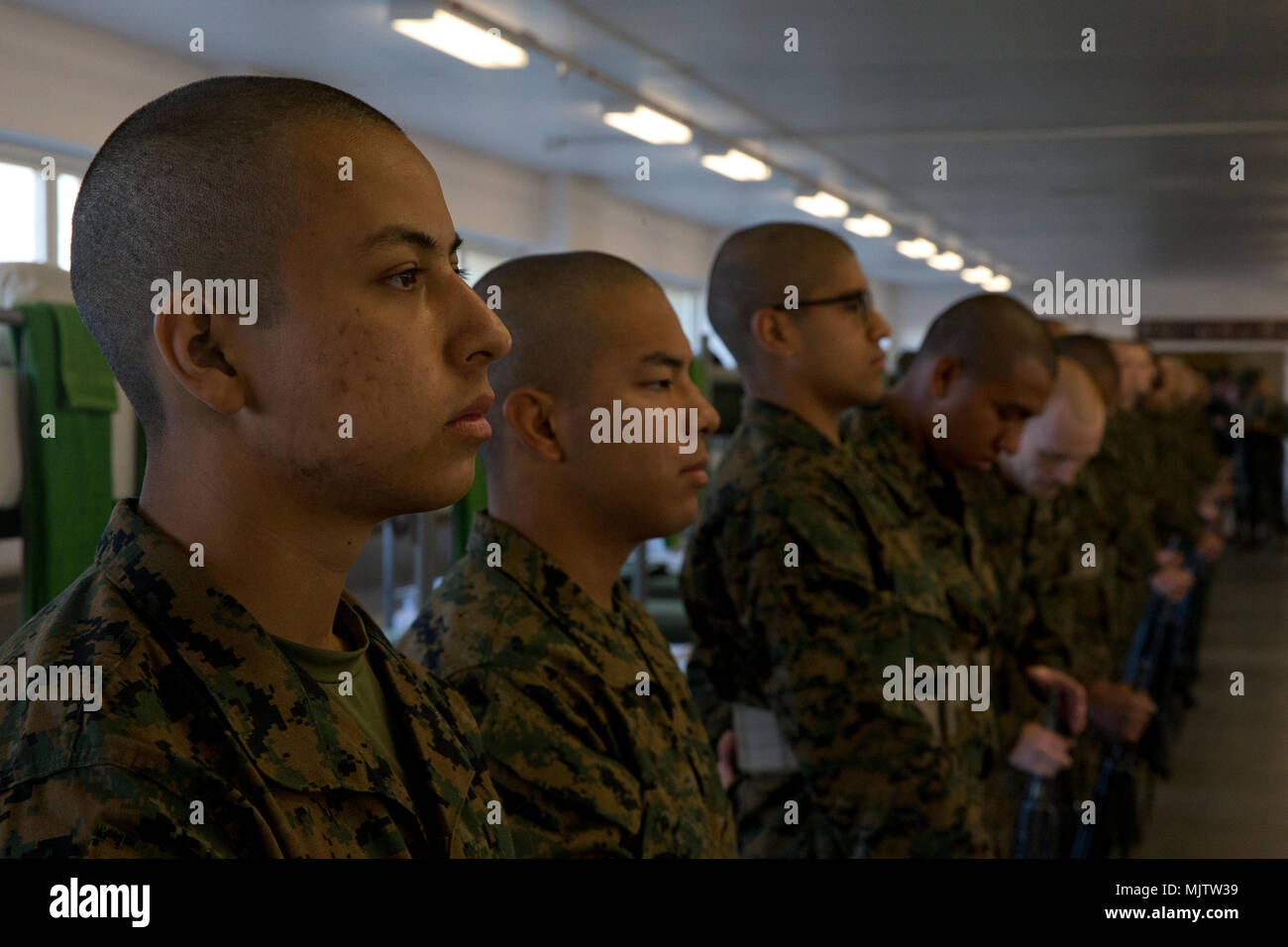 Rekruten aus Mike Unternehmen, 3. rekrutieren Ausbildung Bataillon, warten Sie, während der älteren drill instructor Inspektion bei Marine Corps Recruit Depot San Diego, Dez. 21 geprüft werden. Während der Inspektion, Rekruten haben ihre Waffen und Uniformen durch ihre Bohrer Ausbilder kontrolliert. Jährlich mehr als 17.000 Männer aus den westlichen Recruiting Region rekrutiert werden an MCRD San Diego ausgebildet. Mike ist zu graduieren Feb.23 geplant. Stockfoto