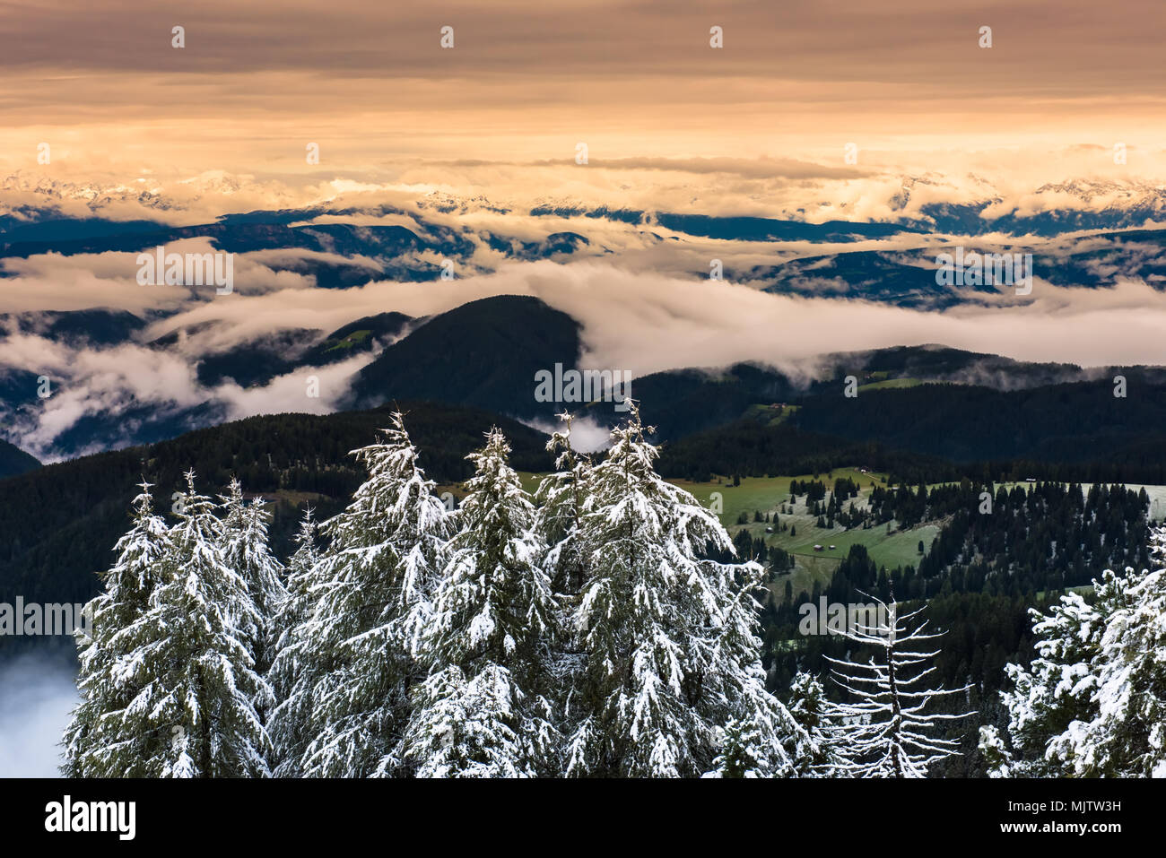 Berglandschaft nach dem ersten Schnee in den Dolomiten, Italien Stockfoto